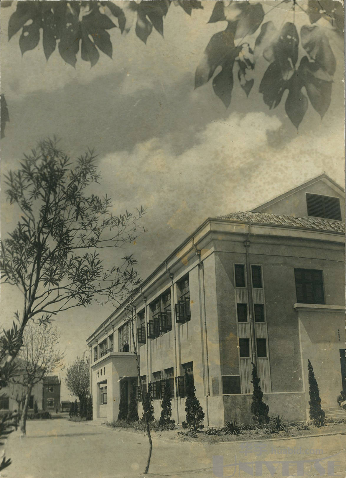 lot 5171 - 民国时期上海国立复旦大学校景照片一组十二张,尺寸:20.