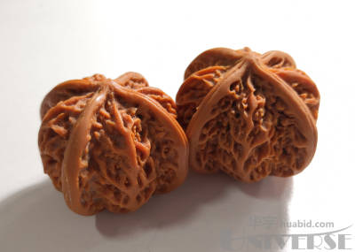 树脂四棱文玩核桃一对,直径约:4.8cm